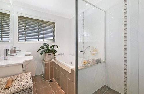 Burleigh Waters House | Burleigh Waters Oasis- Large Home Walking Distance to the Beach