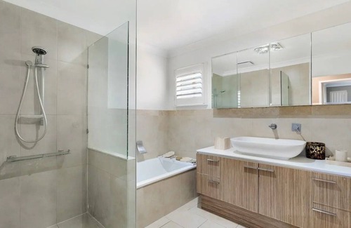 Miami House | Central coastal home Miami/Nobby Beach