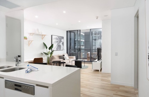 Southport Apartment | Chic Broadwater Pad in Vibrant Locale