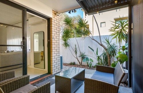 Mermaid Beach Apartment | Coastal 2-Bed Apartment with Courtyard