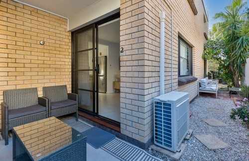 Mermaid Beach Apartment | Coastal 2-Bed Apartment with Courtyard