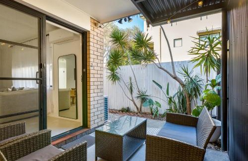 Mermaid Beach Apartment | Coastal 2-Bed Apartment with Courtyard