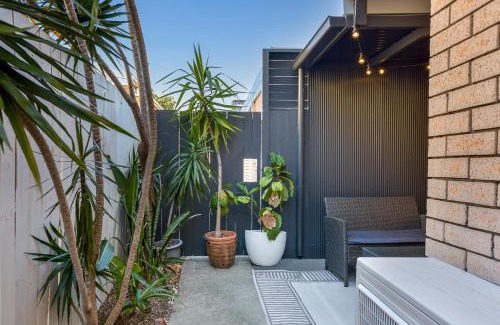 Mermaid Beach Apartment | Coastal 2-Bed Apartment with Courtyard