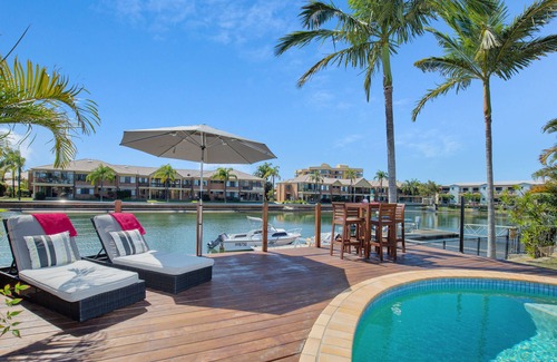 Runaway Bay Apartment | Coastal Runaway - Studio Apartment, Close to beach