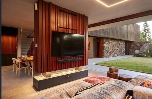 Mudgeeraba House | Coastal Urban Retreat 7 bed, 25m pool, pet