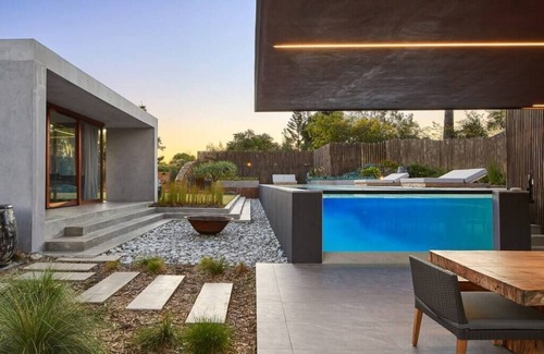 Mudgeeraba House | Coastal Urban Retreat 7 bed, 25m pool, pet