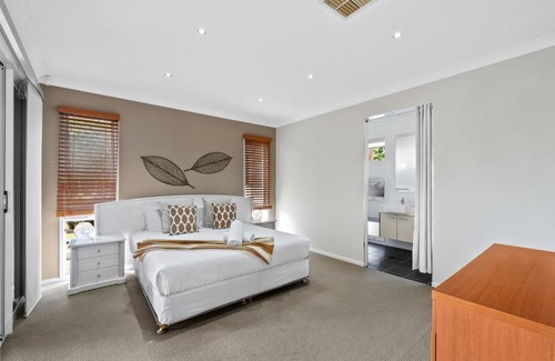 Upper Coomera House | Coaster By Khove