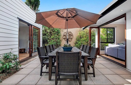 Mermaid Waters House | Cool Cabana ~ 5min to Mermaid Beach. Relax in style and sophistication today!
