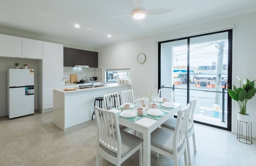 Southport House | Cute and Cosy Townhouse, Central GC location