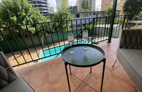 Broadbeach House | Discover the perfect retreat for families and pets alike in the heart of Broadbeach.