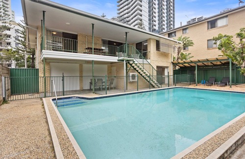 Broadbeach House | Discover the perfect retreat for families and pets alike in the heart of Broadbeach.