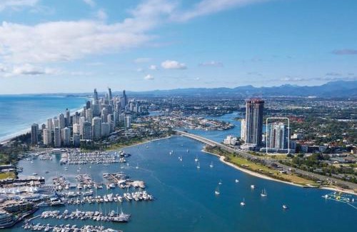 Southport Apartment | Elegant Splendor 3 bedroom Apartment with Tram Access