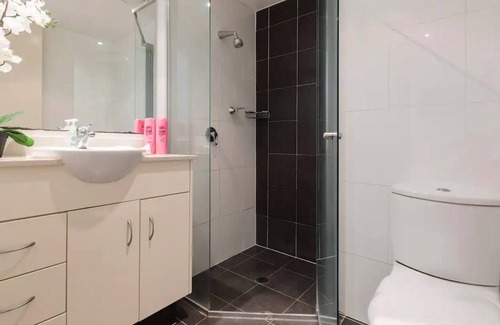 Southport Apartment | Enjoy Cozy Comfort and Modern Convenience in our Perfectly Equipped Apartment
