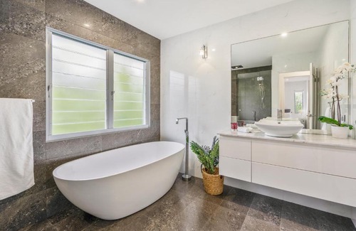 Broadbeach Waters House | Essence of Broadbeach - Luxury Broadbeach Family Escape with Pool