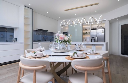 Robina House | Exquisite Waterfront Estate: A Masterpiece of Luxury Living