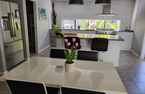Pimpama House | Family home with yard.so close to theme parks