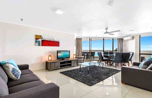 Surfers Paradise Apartment | Focus Apartments Large 3 Bedroom Beachfront Apartment