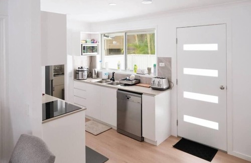 Southport House | Fully renovated fully Furnished fully Air-conditioned 3 Bedroom Rental house