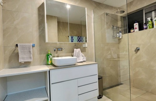 Southport House | Fully renovated fully Furnished fully Air-conditioned 3 Bedroom Rental house