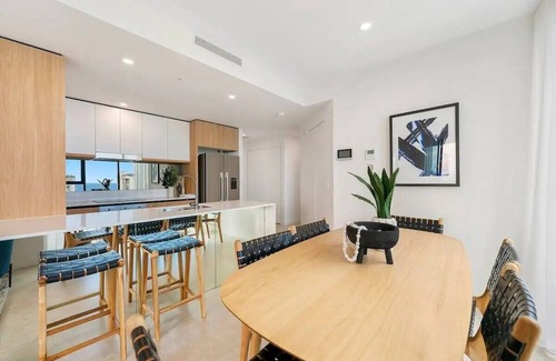 Broadbeach Apartment | GLORIOUS GALLERY IN BROADBEACH - BOOK NOW