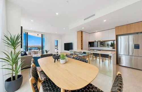 Broadbeach Apartment | GLORIOUS GALLERY IN BROADBEACH - BOOK NOW