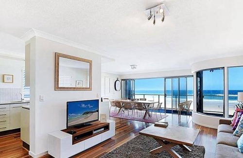 Main Beach House | House ∙ 4 bedrooms ∙ 10 guests