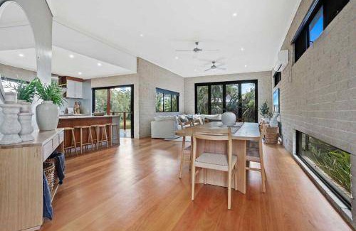 Burleigh Waters House | House ∙ 5 bedrooms ∙ 13 guests