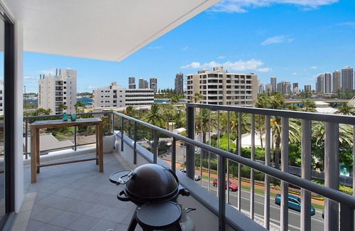 Southport Apartment | Immaculate 3 Bedroom Apartment Central Gold Coast. Modern Stylish