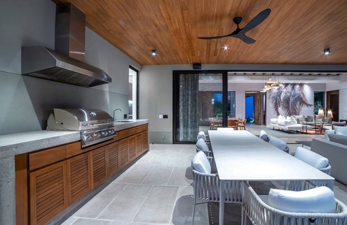 Tamarindo House | Intimate Luxury Home with Private Pool, Pickleball & Basketball Courts; 200 Meters from the Beach!