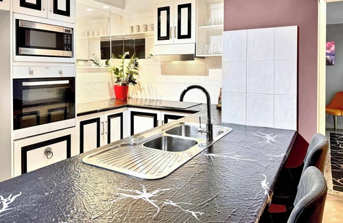 Burleigh Heads Apartment | Koala Park Apartment: Pool Parking & Beach Access