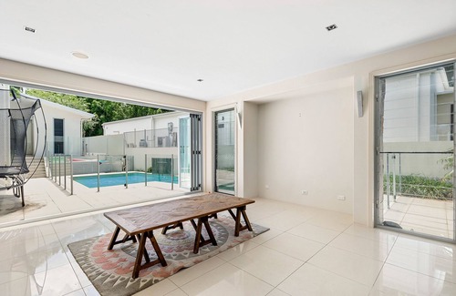 Benowa House | Large family home in golf resort