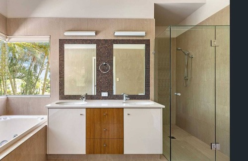 Benowa House | Large family home in golf resort