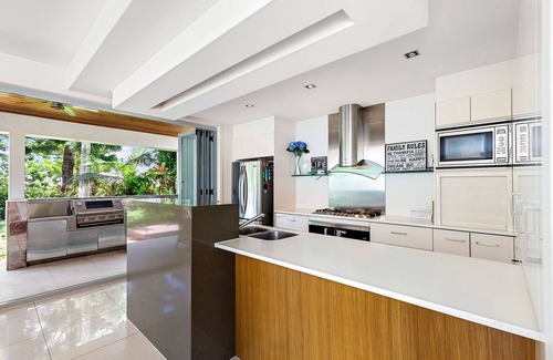 Benowa House | Large family home in golf resort