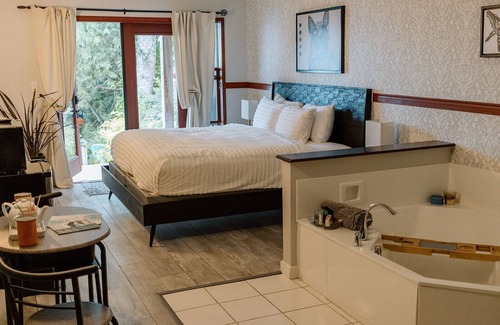 Tofino Hotel | Lunar Cove Inn