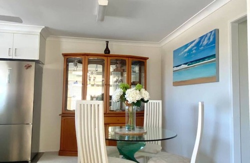 Runaway Bay Apartment | Lux Beds CANAL FRONT Jetty Canoes & 13M Pool