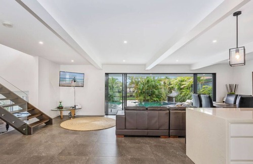 Broadbeach Waters House | Lux Broadbeach Waters Escape