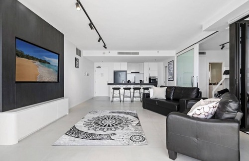 Broadbeach Apartment | Luxury Broadbeach Apartment with Ocean Views
