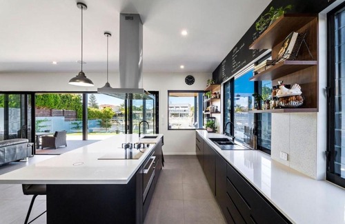 Surfers Paradise House | Luxury Family Friendly Home in Surfers Paradise