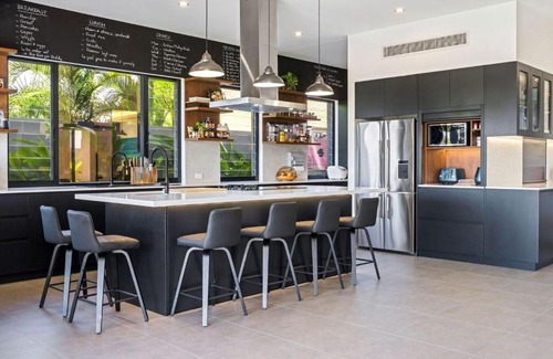 Surfers Paradise House | Luxury Family Friendly Home in Surfers Paradise