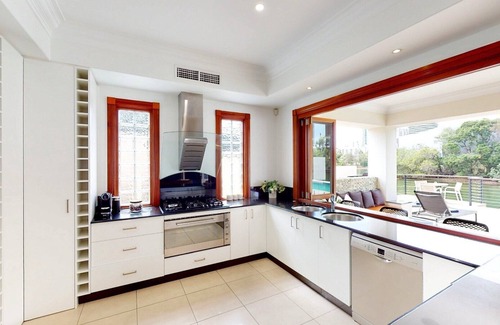 Broadbeach House | Luxury Villas Lakeland Keys (Heated Pool)
