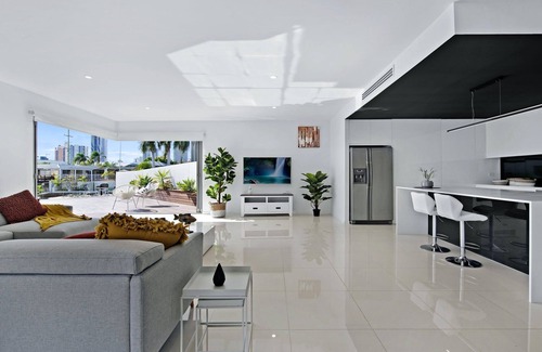 Broadbeach Waters House | Luxury Villas Majestic Palms (Heated Pool)