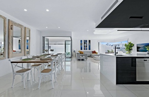 Broadbeach Waters House | Luxury Villas Majestic Palms (Heated Pool)