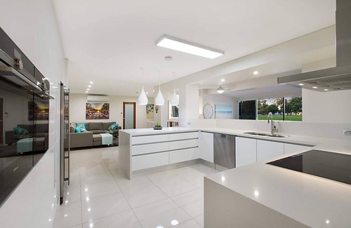 Broadbeach Waters House | Luxury Villas Whitehaven (Heated pool)