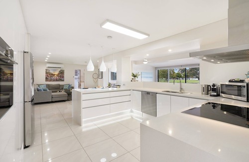 Broadbeach Waters House | Luxury Villas Whitehaven (Heated pool)