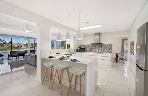 Broadbeach Waters House | Luxury Villas Whitehaven (Heated pool)