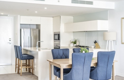 Broadbeach Apartment | Open plan apartment High floor ocean views