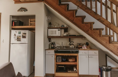 Ucluelet Apartment | Pacific Ocean 1-Bdr Loft Near Terrace Beach!⎮ Upper Deck