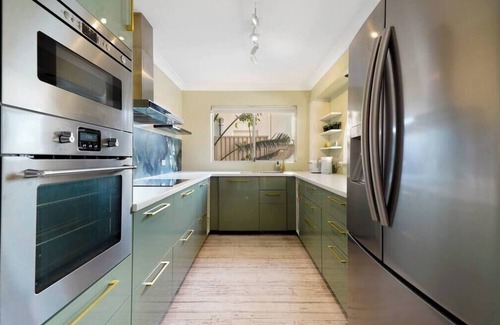 Surfers Paradise Apartment | Palm Springs Surfers Paradise 3bed,pool waterfront