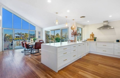 Sorrento House | Perfect Escape Waterfront Central - 4BR, Pool