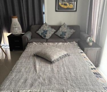 Runaway Bay Apartment | Private Granny flat - Guesthouse